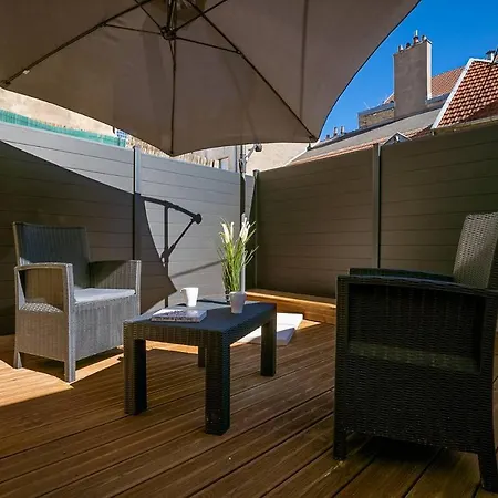 Terrasse Godrans En Plein Coeur De